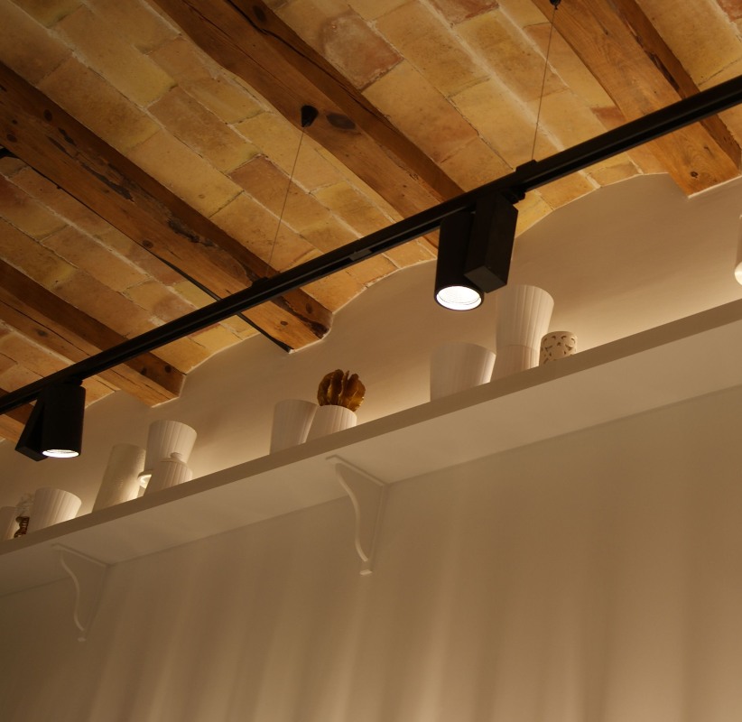Techo de madera con lámparas de techo en el exterior. lámparas de
